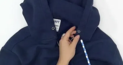 Super nervig, das Band aus der Kapuze vom Pulli ist herausgegangen.. Mit diesem Trick bekommst du es direkt wieder hinein!