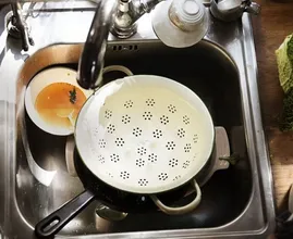 Vieze gootsteen? Met dit middeltje maak je 'm gemakkelijk schoon