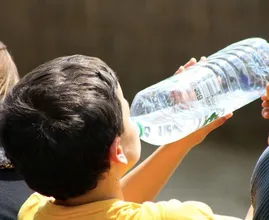 Zo zorg je ervoor dat je kind voldoende water drinkt tijdens deze hitte