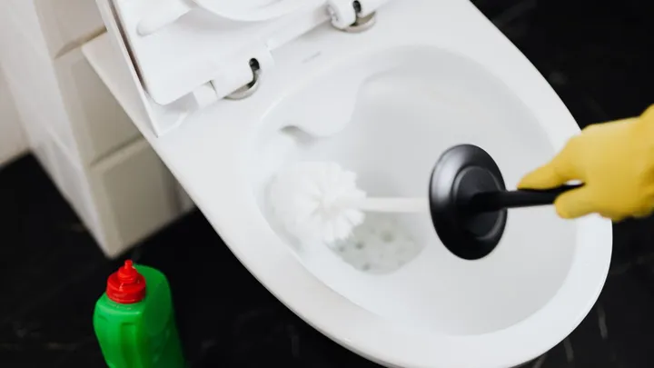 Aha! Zo maak jij je toiletborstel schoon