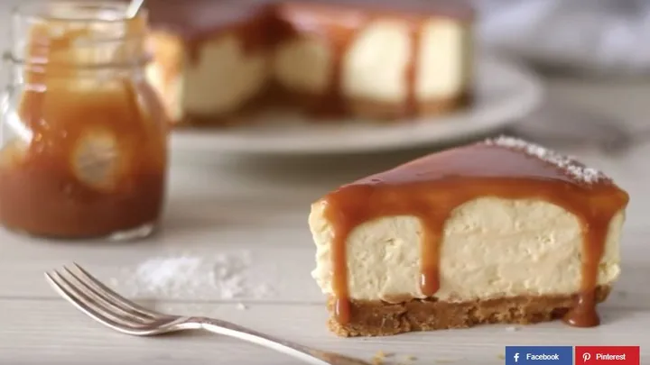 Rezept: Käsekuchen mit Keksboden und Toffeesoße.