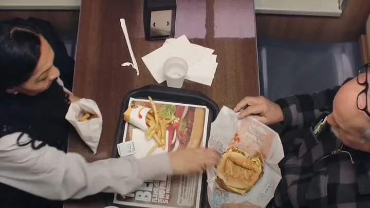 バーガーキングでいじめられていた少年に対する他の客の反応が衝撃的