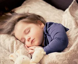 Wann geht dein Kind ins Bett? Viele Eltern machen unbewusst diesen Fehler.
