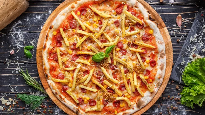 Je moet er van houden: Lidl komt met frietjes-pizza