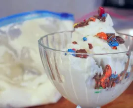 Stelle in nur 5 Minuten dein eigenes, hausgemachtes Eis her! Und das ganz ohne Maschine!