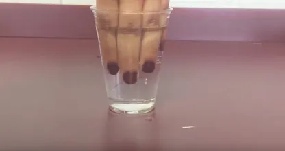 Dit is waarom je je vingers in het glas moet steken als je een drankje aangeboden krijgt