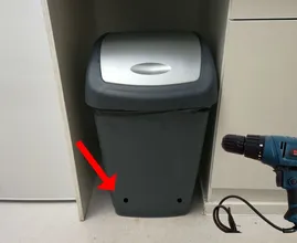 Dit is waarom je twee gaatjes in je prullenbak moet boren