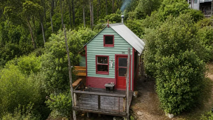 Este artista vive solo en una cabaña aislada en plena naturaleza — ¡El interior te dejará boquiabierto!