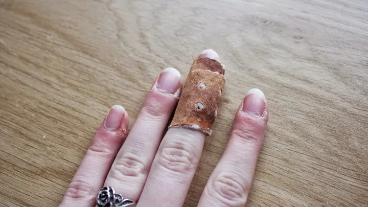 Met deze tip blijft je pleister voortaan wel goed zitten, ontzettend handig dit!