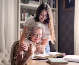 Kun je veilig op bezoek als je (groot)ouders gevaccineerd zijn, maar jij nog niet?
