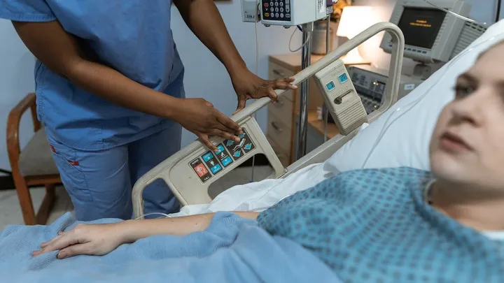 3 Semanas Después De Dar A Luz A Gemelos, La Mamá Se Sintió Enferma - Cuando El Médico Ve La Ecografía Dice: "Lo siento"