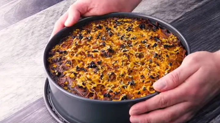 Er backt Spaghetti in einer Springform und guck mal wie lecker das aussieht!