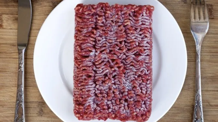 Fleisch vor dem Kochen vergessen aufzutauen? Mit diesem Trick geht es ganz leicht und sicher!