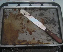 TikTok-hack: zo krijg je een aangekoekte bakplaat schoon in de oven