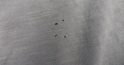 ZO kun je die kleine gaatjes in kleding repareren en er komt geen naald aan te pas!