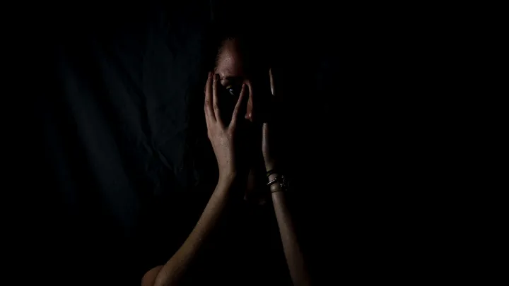 あるウェイトレスが食事を提供したホームレスの正体を知り絶句…