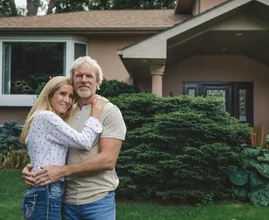 Mujer descubre desagradable sorpresa en foto familiar e inmediatamente solicita el divorcio