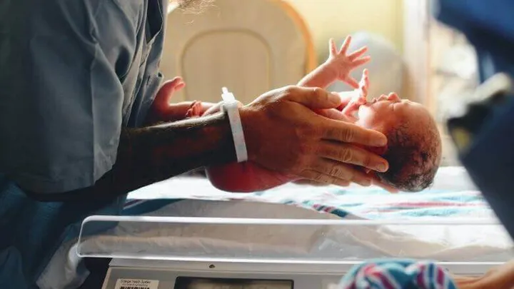 O futuro pai se afasta do parto: "De qualquer modo, eu não podia ajudar."