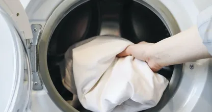 Zo ontstaan weervlekken in kleding en dit kun je eraan doen