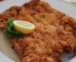Nur so brät man ein echtes Wiener Schnitzel. Machst du es richtig oder falsch?