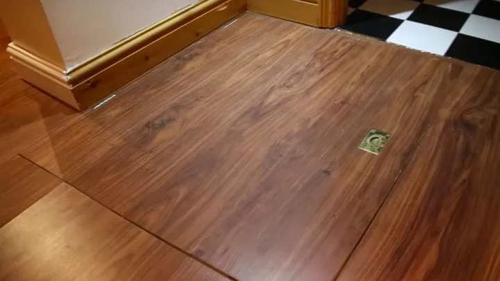 ¡Hombre encuentra una escotilla secreta en su casa: lo que está debajo te sorprenderá!