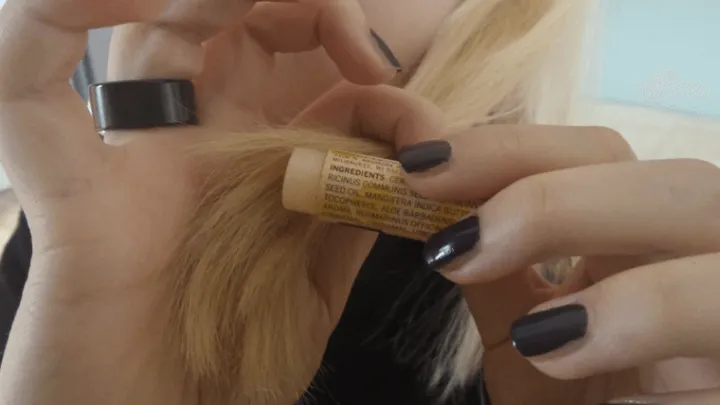Heb jij wel eens lippenbalsem op je haar gesmeerd? Als je DIT leest ga je het meteen doen!