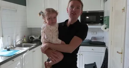 Oei: kleinkind valt van de trap onder toezicht van Erica meiland