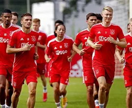Ajax brengt eerbetoon aan Peter R. de Vries