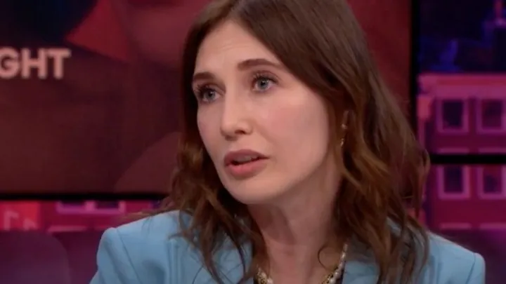 Kijkers Jinek afgeleid door nieuw gebit Carice van Houten