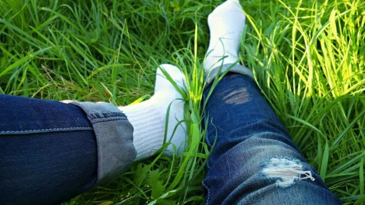 Grasfleck in der Jeanshose? Keine Panik, so wäscht es sich gleich wieder raus!