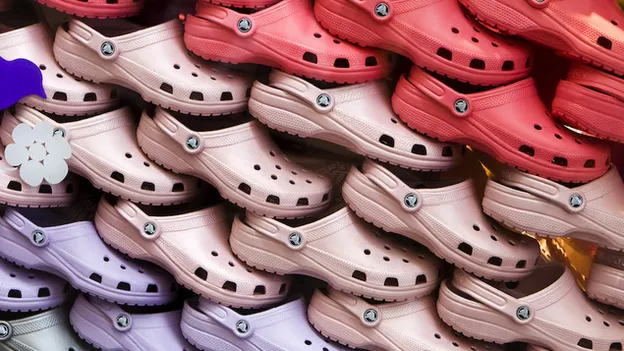 Häh? Den bekannten Crocs wurde dieses Make-over verpasst, nicht wieder zuerkennen!