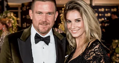 Wow: Johnny de Mol maakt het geslacht én de naam van zijn eerste kind bekend!
