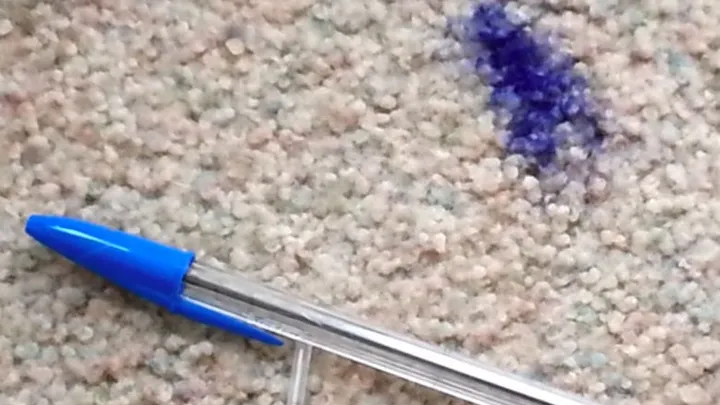 This is how you remove ink stains from your clothes or carpet