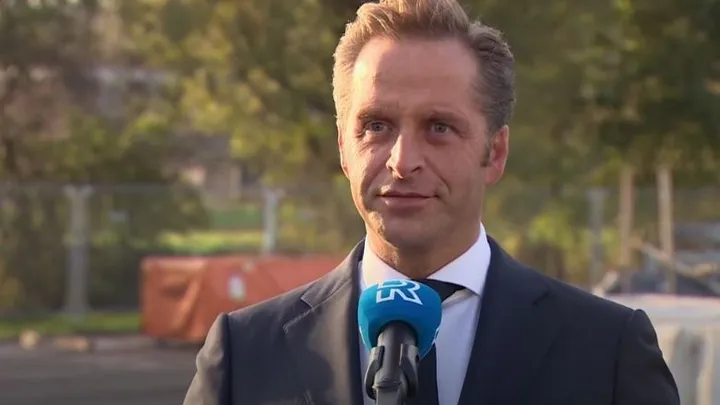 Minister De Jonge: ‘Bepaalde maatregelen gelden wellicht langer voor mensen zonder vaccinatie’