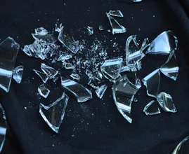 Aprenda a cristales vidrios rotos de manera segura