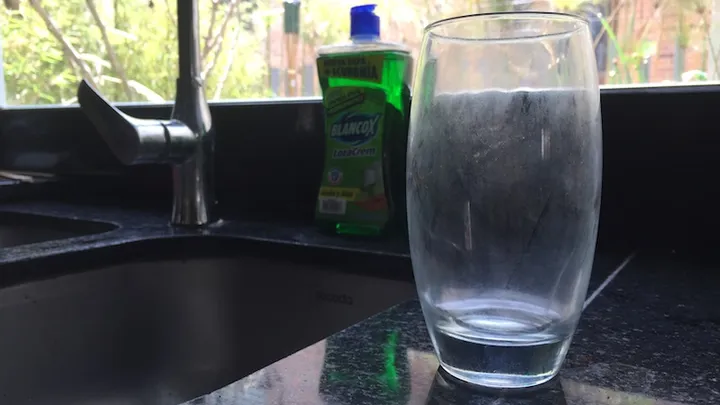 Los vasos lechosos se vuelven transparentes y brillantes de nuevo