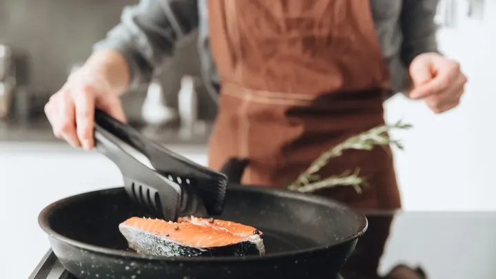 Blijft de huid van je vis aan de pan plakken? Met deze truc bak je hem makkelijker krokant