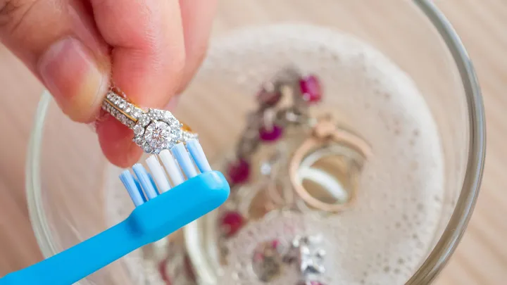 De onbekende truc van een juwelier om zijn sieraden te laten schitteren met een eenvoudig huishoudproduct