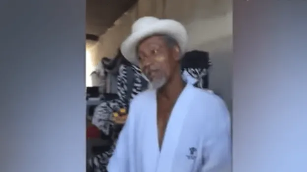 VIDEO: dakloze man wereldberoemd door video van zijn "huis" onder de snelweg: 'Dit is mijn jacuzzi'