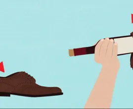Keinen Korkenzieher zur Hand? SO öffnest du deine Weinflasche mit nur einem Handgriff!