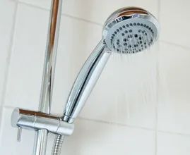 Dit is waarom je warm moet douchen tijdens een hittegolf
