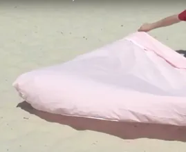 Dit is de reden waarom je vanaf nu altijd een hoeslaken meeneemt naar het strand