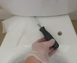 Voici pourquoi vous devriez glisser un tournevis sous le siège de vos toilettes