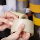 Trick: immer direkt das Ende vom Klebeband finden und es reißt nie wieder ein!