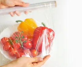 Aha! Met dit trucje wordt plastic folie gebruiken veel makkelijker