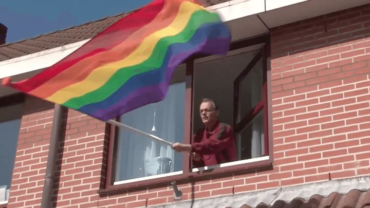 Bert hangt regenboogvlag uit: "Laten we alle slachtoffers van homogeweld een hart onder de riem steken" Doe jij mee?