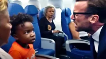 Dieser Mann hatte die Nase voll! Sehen Sie, wie er einem Kind, das gegen den Sitz tritt, und seiner Mutter eine Lektion erteilt!