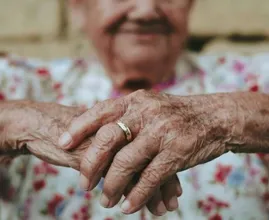 Louco: mulher descobre a verdadeira identidade do seu marido após 50 anos de casamento