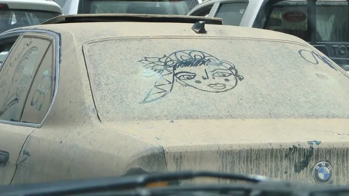 Heb jij ook een gele laag op je auto? Dit is waar het door komt