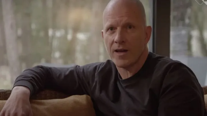 Maxim Hartman besmet met corona en haalt hard uit naar Lange Frans